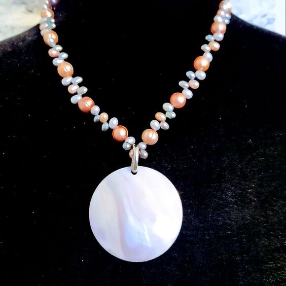CULTURED PEARL NECKLACE WITH REMOVABLE MOTHER OF PEARL PENDANT - Picture 1 of 9